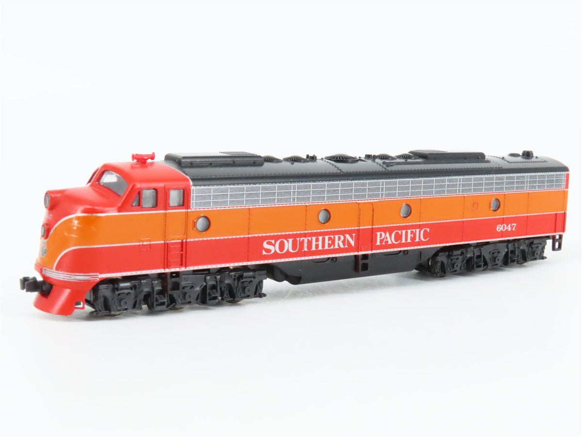 N Scale KATO SP Southern Pacific &quot;Daylight&quot; EMD E8/9A Diesel #6047 - DCC Ready