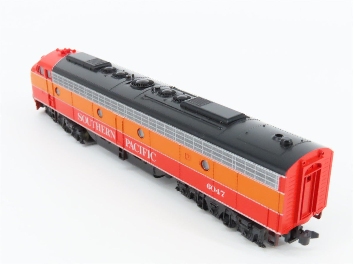 N Scale KATO SP Southern Pacific &quot;Daylight&quot; EMD E8/9A Diesel #6047 - DCC Ready