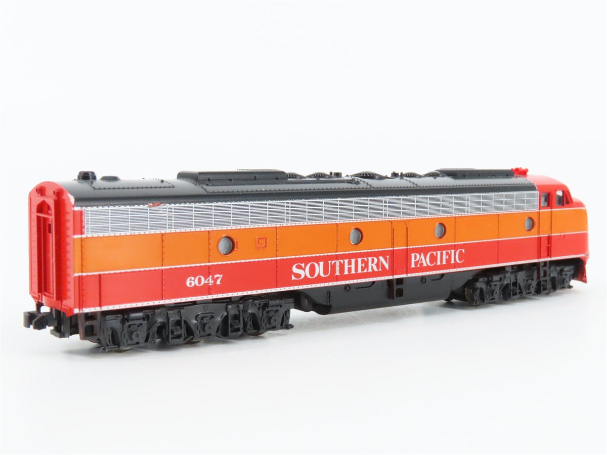 N Scale KATO SP Southern Pacific &quot;Daylight&quot; EMD E8/9A Diesel #6047 - DCC Ready