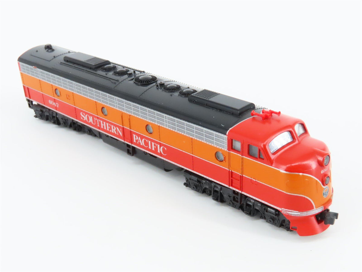 N Scale KATO SP Southern Pacific &quot;Daylight&quot; EMD E8/9A Diesel #6047 - DCC Ready