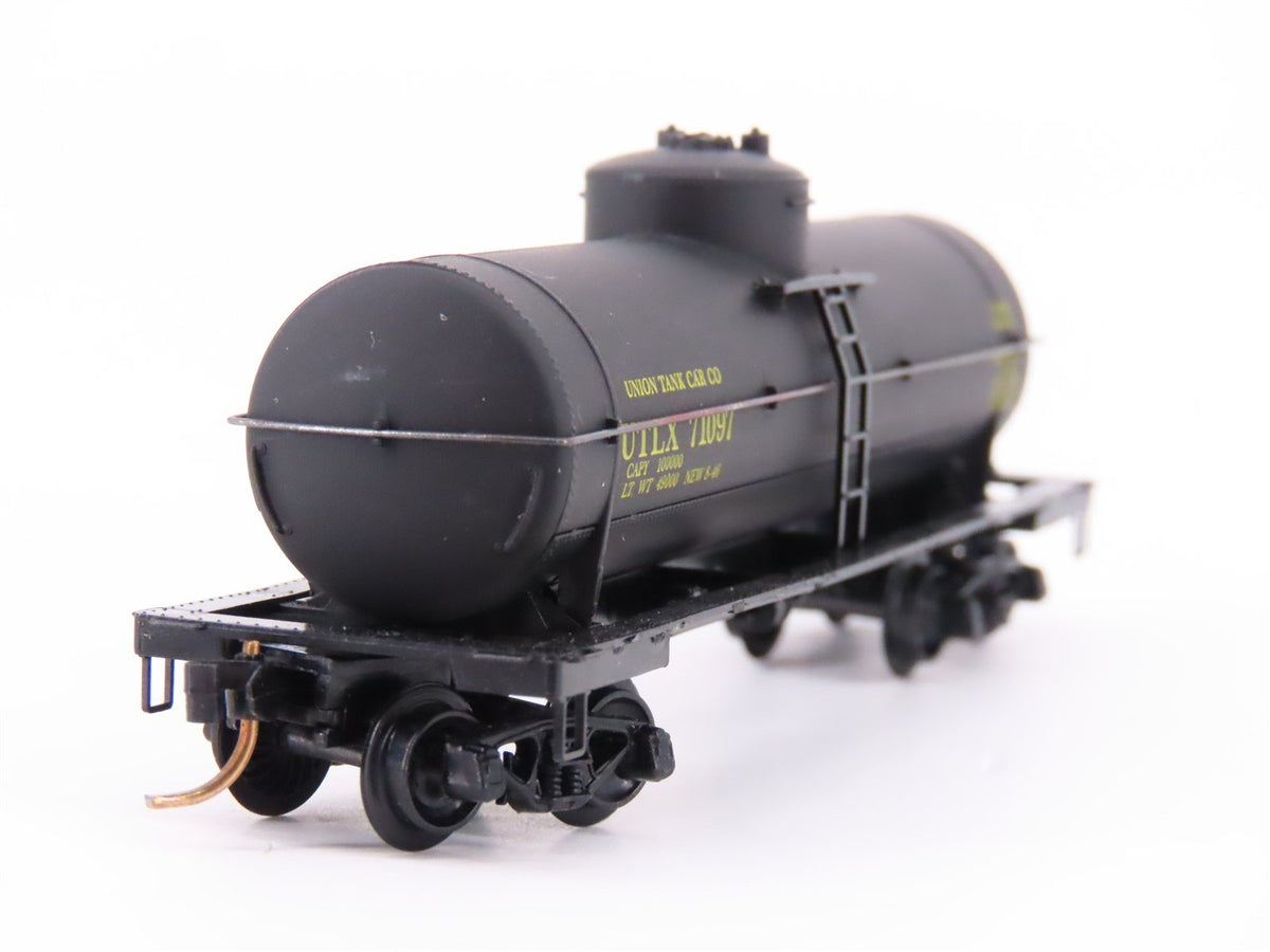 N Scale Kadee Micro-Trains MTL 65122 UTLX 39&#39; Single Dome Tank Car #71097