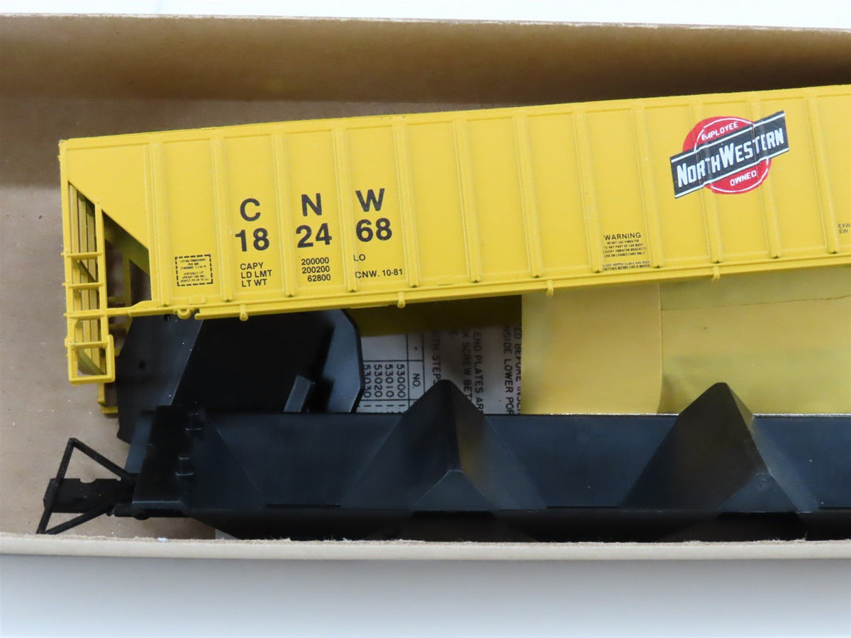 HO Scale Athearn / Rail Runner Kit #200 CNW 54&#39; PS 3-Bay Covered Hopper #182468