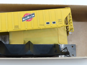 HO Scale Athearn / Rail Runner Kit #200 CNW 54' PS 3-Bay Covered Hopper #182468