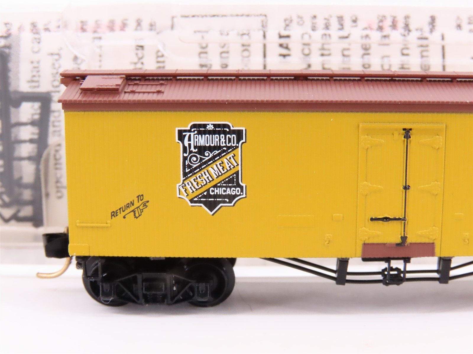 N Scale Micro-Trains MTL 58060 Armour & Co. Fresh Meat 36' Ice Reefer #5825