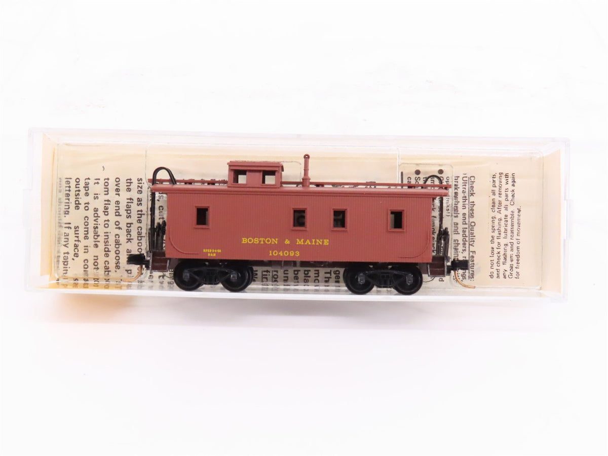 N Kadee Micro-Trains MTL 50140 B&amp;M Boston &amp; Maine Offset Cupola Caboose #104093