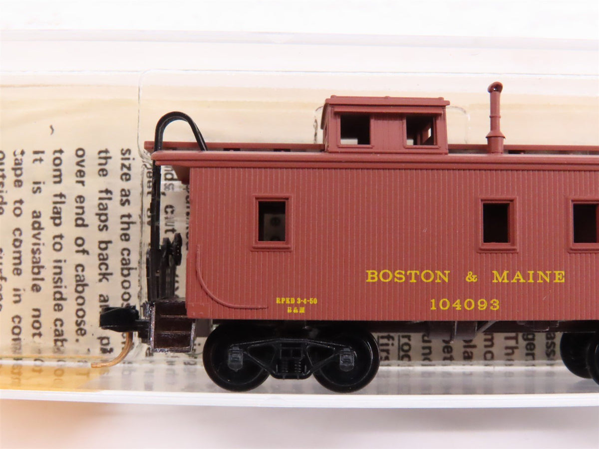 N Kadee Micro-Trains MTL 50140 B&amp;M Boston &amp; Maine Offset Cupola Caboose #104093