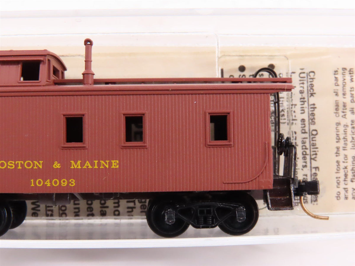 N Kadee Micro-Trains MTL 50140 B&amp;M Boston &amp; Maine Offset Cupola Caboose #104093