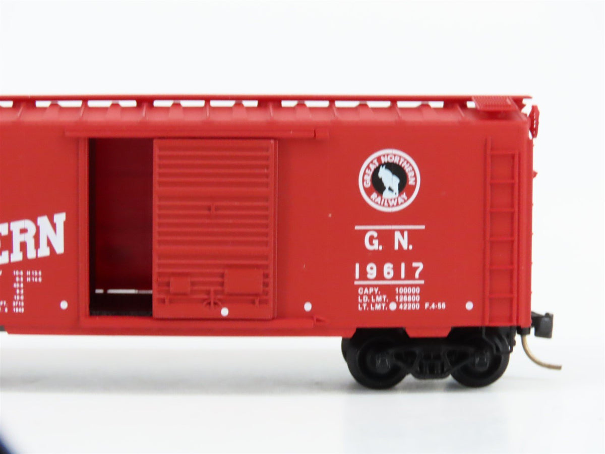 N Scale Micro-Trains MTL 20186 GN Great Northern 40&#39; Single Door Box Car #19617