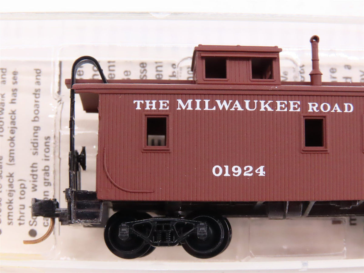 N Kadee Micro-Trains MTL 50180 MILW Milwaukee Road Offset Cupola Caboose #01924