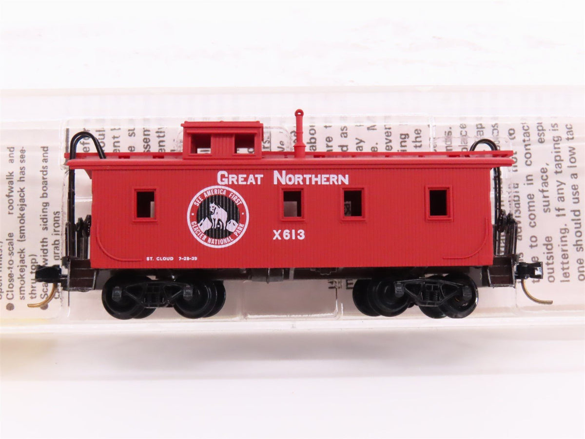 N Kadee Micro-Trains MTL 50090 GN Great Northern 34&#39; Offset Cupola Caboose #X613