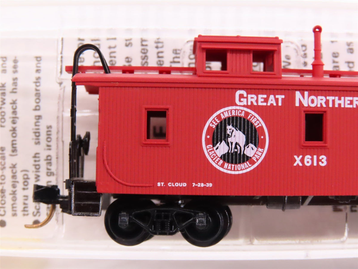 N Kadee Micro-Trains MTL 50090 GN Great Northern 34&#39; Offset Cupola Caboose #X613