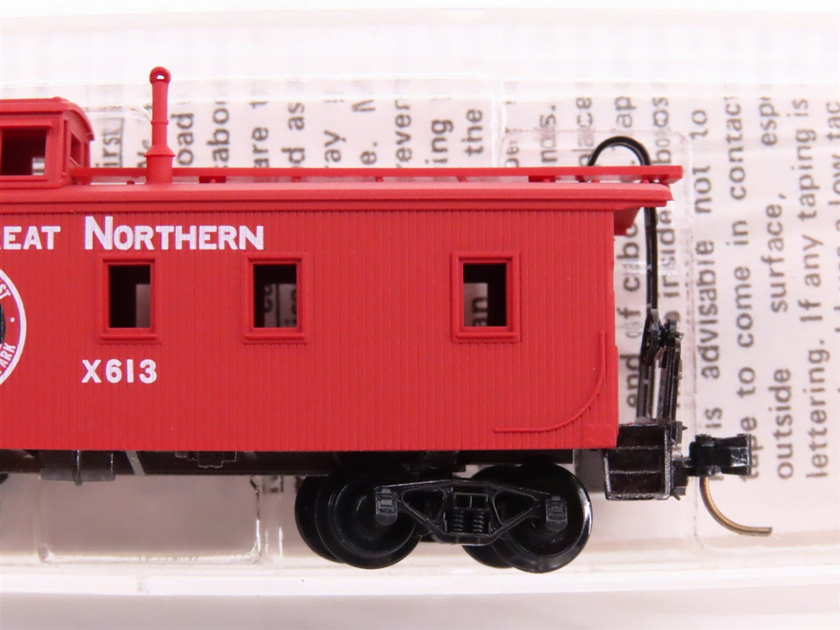 N Kadee Micro-Trains MTL 50090 GN Great Northern 34&#39; Offset Cupola Caboose #X613