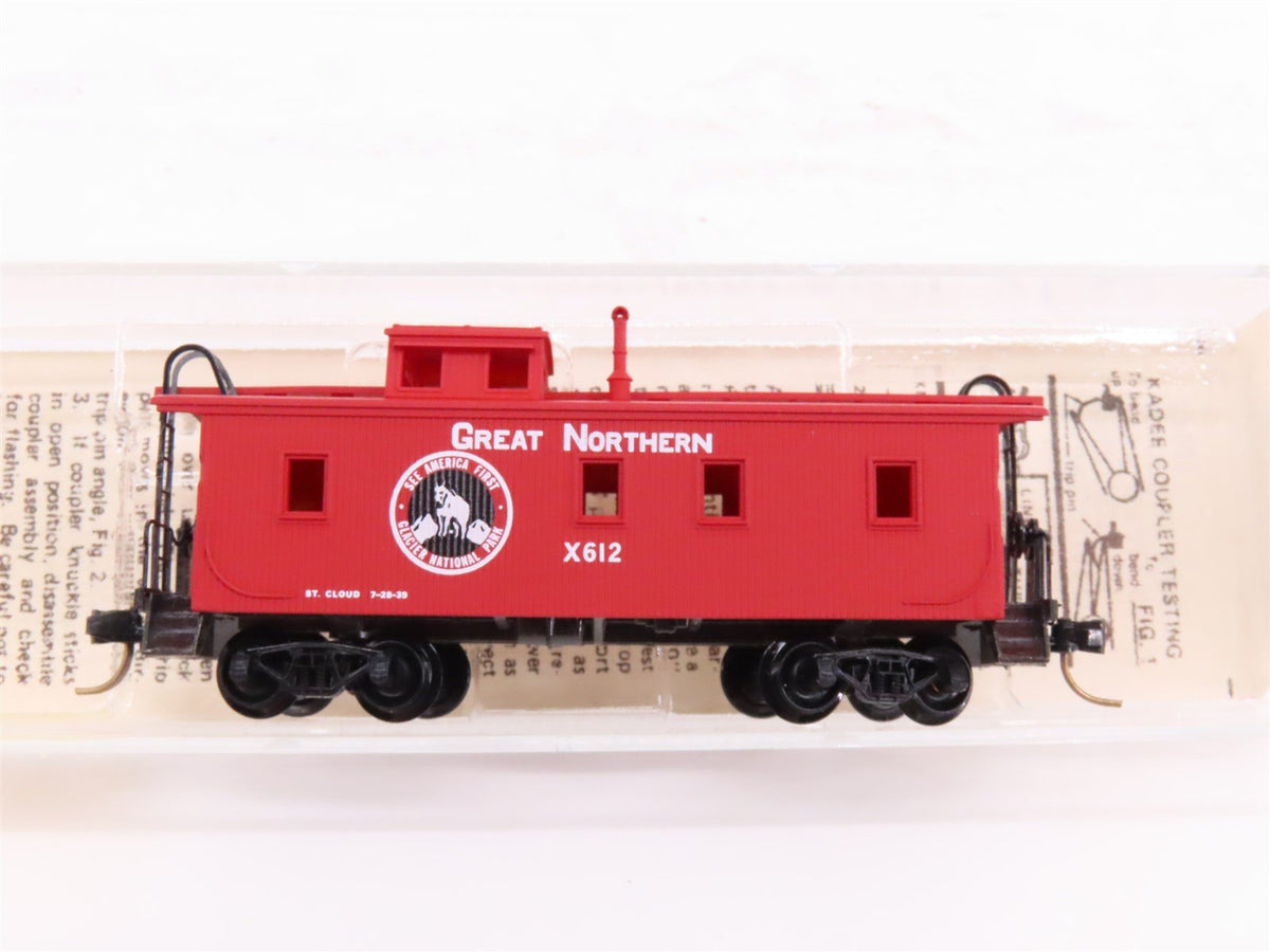 N Kadee Micro-Trains MTL 50090 GN Great Northern 34&#39; Offset Cupola Caboose #X612