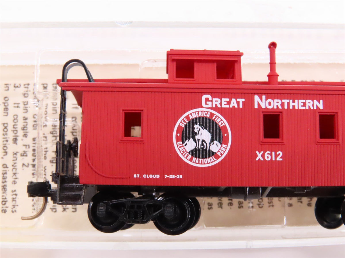 N Kadee Micro-Trains MTL 50090 GN Great Northern 34&#39; Offset Cupola Caboose #X612