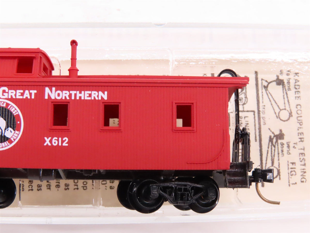 N Kadee Micro-Trains MTL 50090 GN Great Northern 34&#39; Offset Cupola Caboose #X612