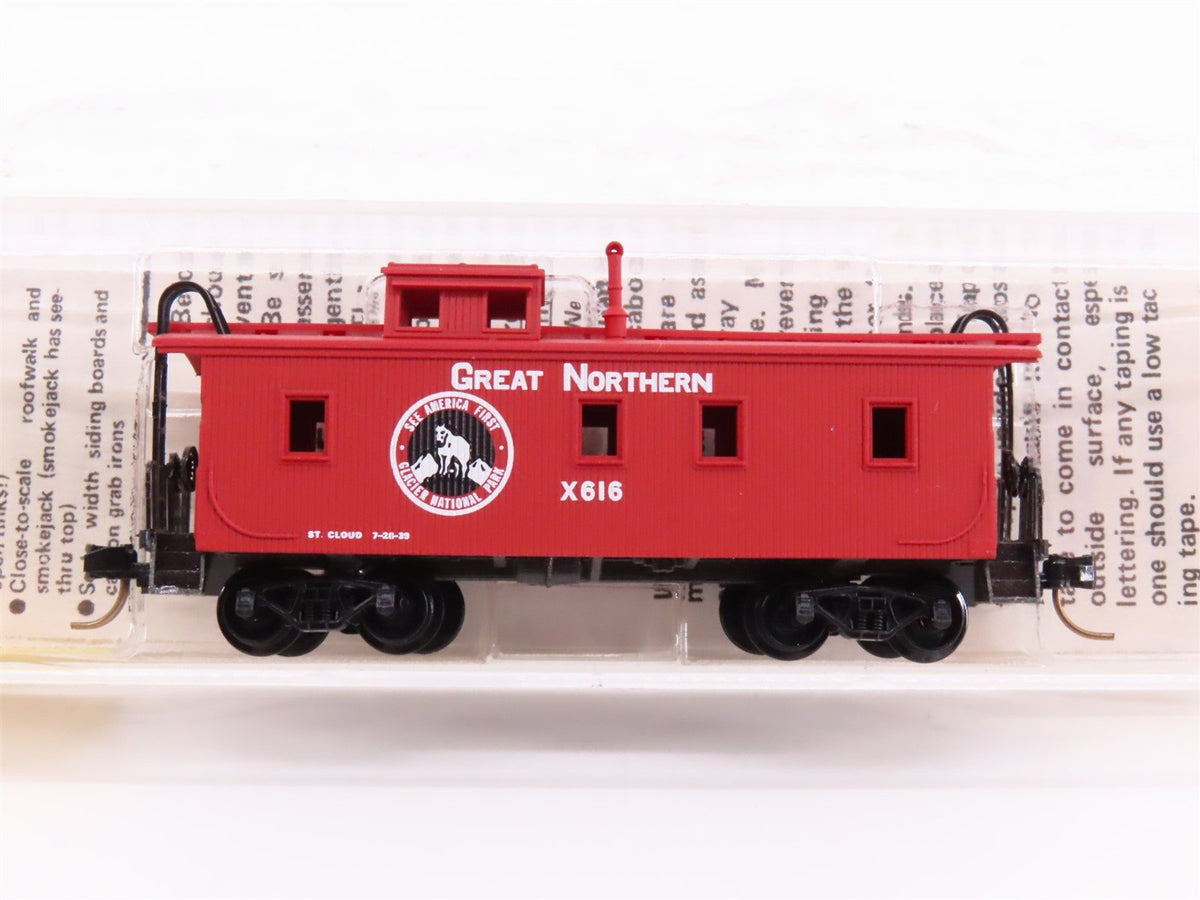 N Kadee Micro-Trains MTL 50090 GN Great Northern 34&#39; Offset Cupola Caboose #X616