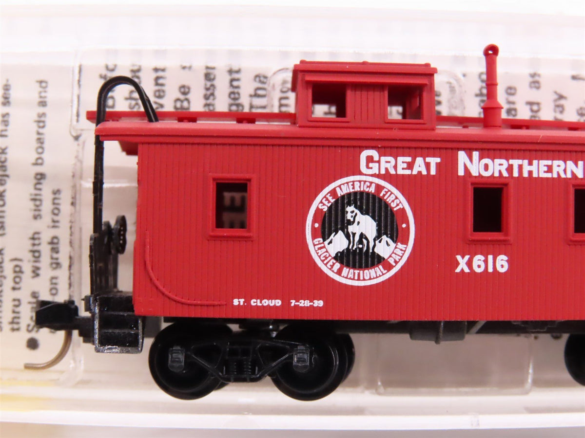 N Kadee Micro-Trains MTL 50090 GN Great Northern 34&#39; Offset Cupola Caboose #X616