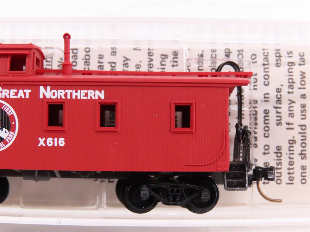 N Kadee Micro-Trains MTL 50090 GN Great Northern 34&#39; Offset Cupola Caboose #X616