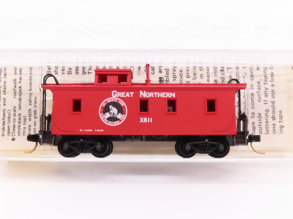 N Kadee Micro-Trains MTL 50090 GN Great Northern 34&#39; Offset Cupola Caboose #X611