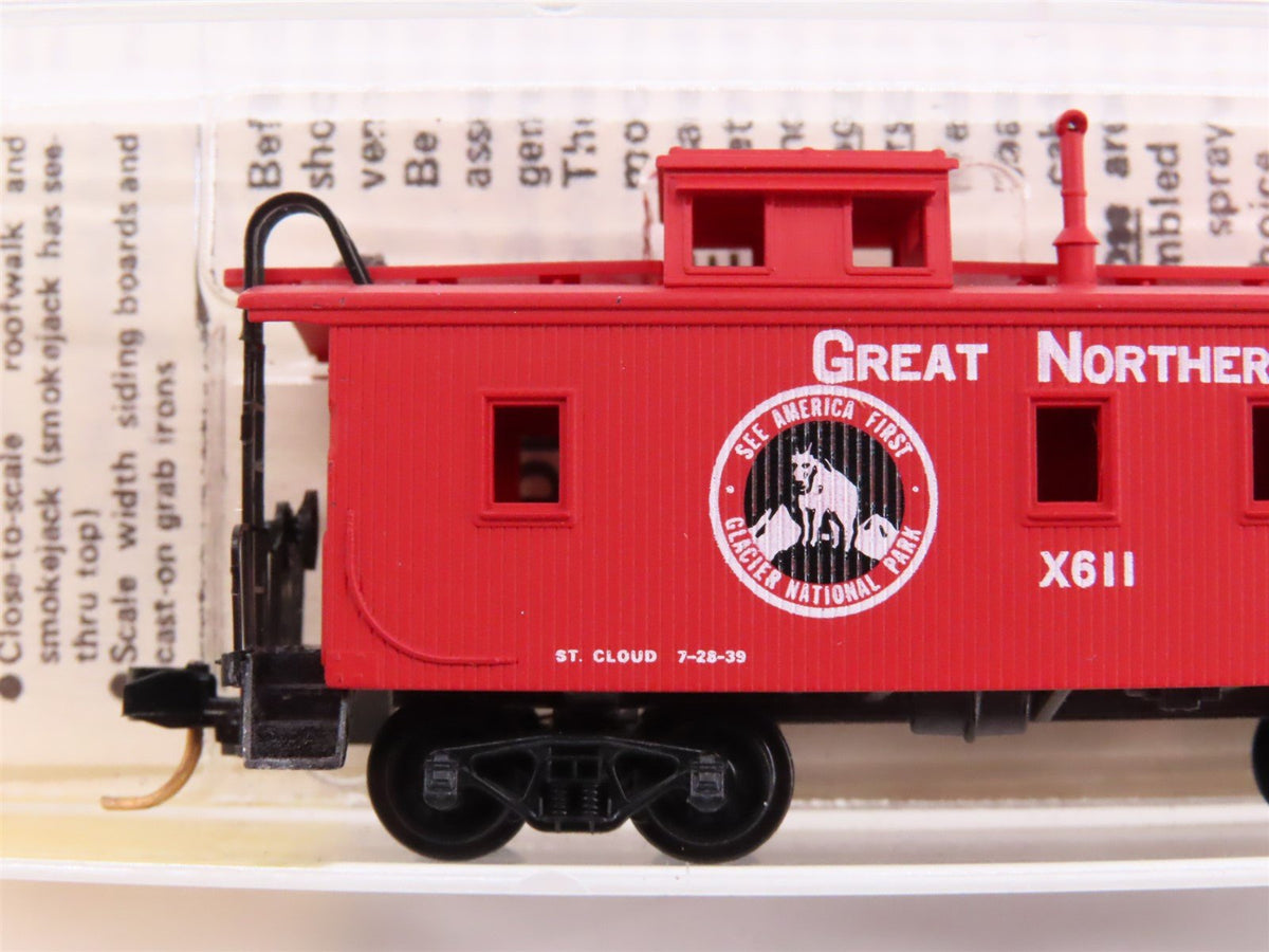 N Kadee Micro-Trains MTL 50090 GN Great Northern 34&#39; Offset Cupola Caboose #X611