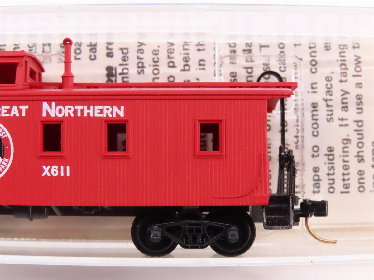 N Kadee Micro-Trains MTL 50090 GN Great Northern 34&#39; Offset Cupola Caboose #X611