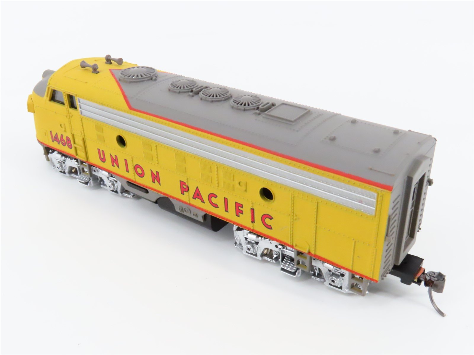 HO Scale Bachmann 61600 UP Union Pacific F9A Diesel Locomotive #1468 w/ Caboose