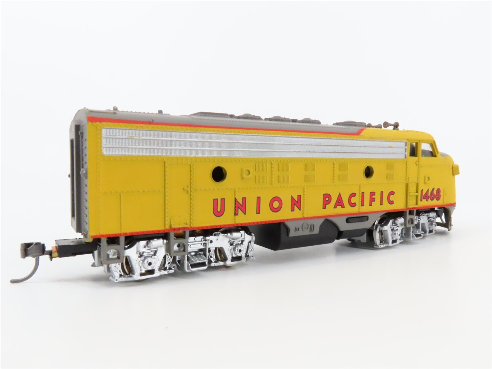 HO Scale Bachmann 61600 UP Union Pacific F9A Diesel Locomotive #1468 w/ Caboose
