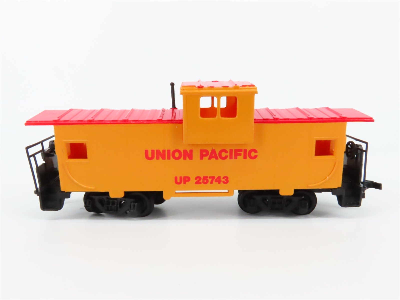 HO Scale Bachmann 61600 UP Union Pacific F9A Diesel Locomotive #1468 w/ Caboose