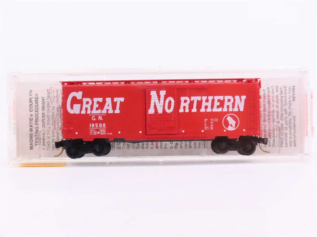 N Scale Micro-Trains MTL 20176 GN Great Northern Circus Train 40&#39; Box Car #18588