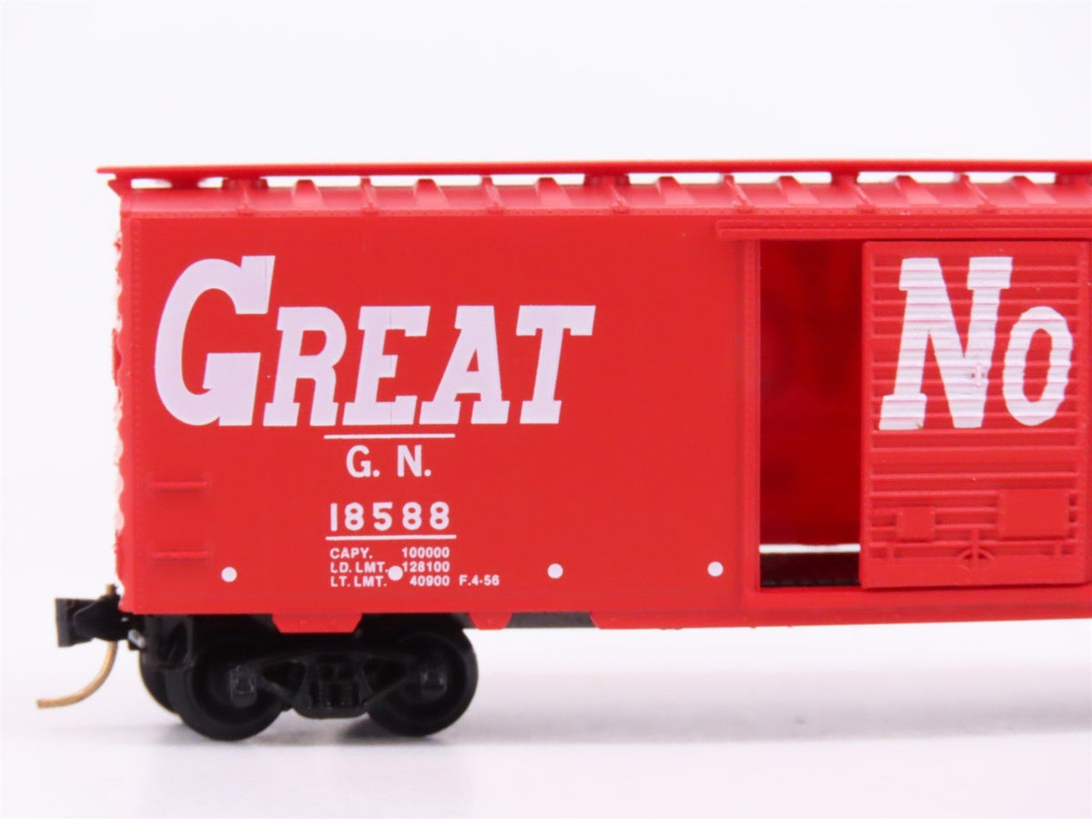 N Scale Micro-Trains MTL 20176 GN Great Northern Circus Train 40&#39; Box Car #18588