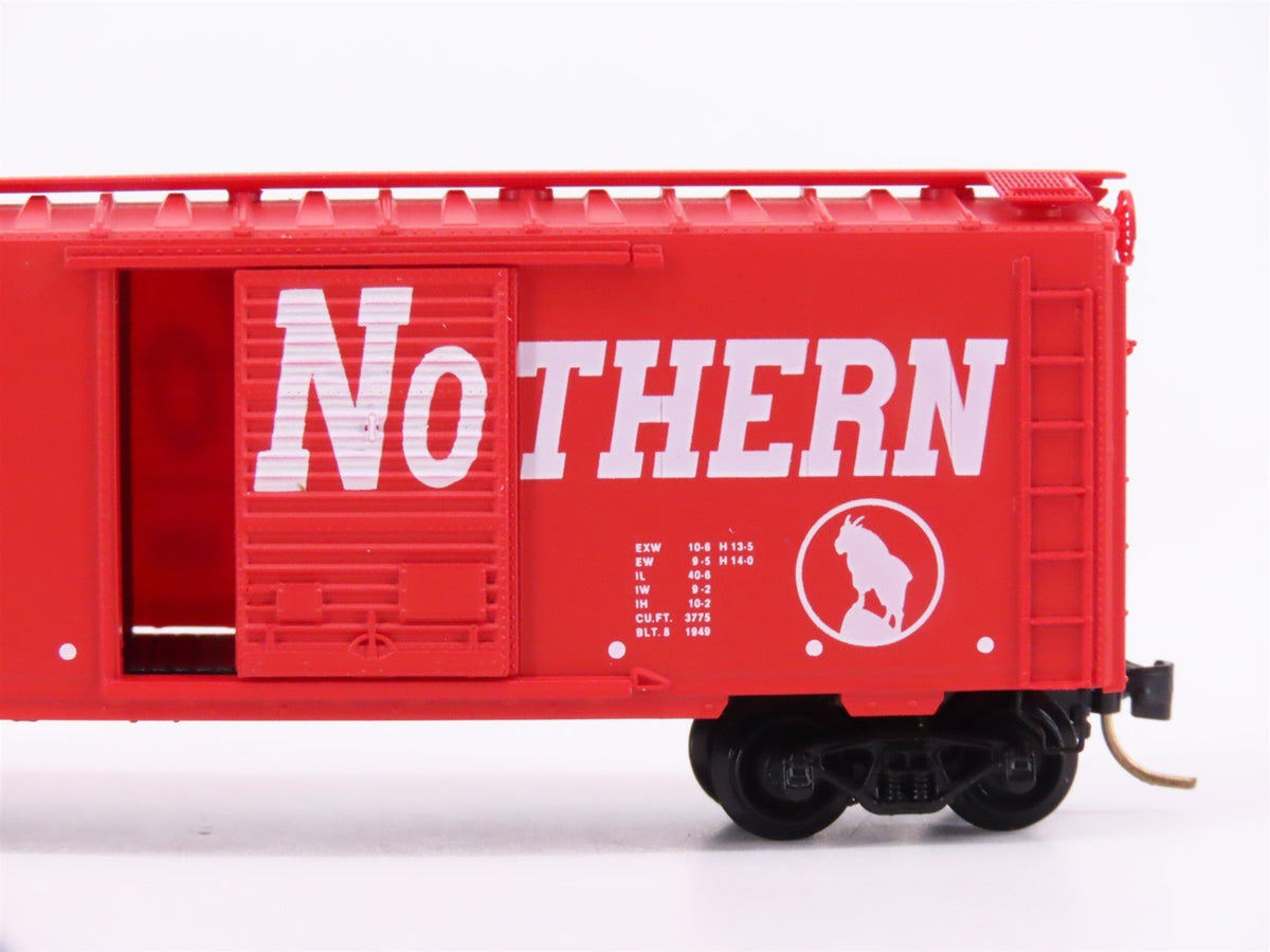 N Scale Micro-Trains MTL 20176 GN Great Northern Circus Train 40&#39; Box Car #18588