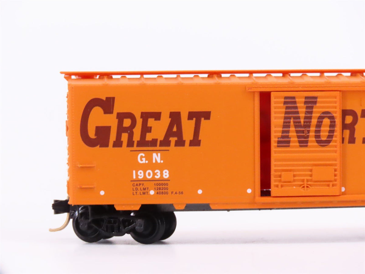 N Scale Micro-Trains MTL 20166 GN Great Northern Circus Train 40&#39; Box Car #19038