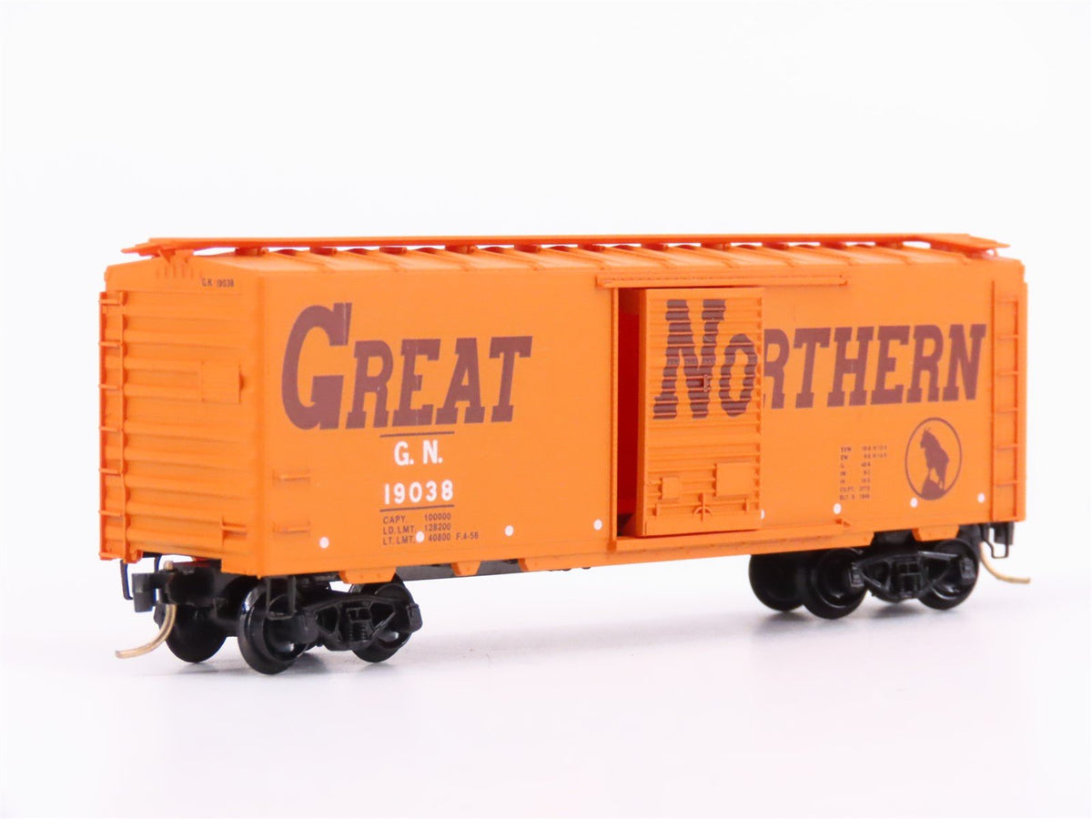 N Scale Micro-Trains MTL 20166 GN Great Northern Circus Train 40&#39; Box Car #19038