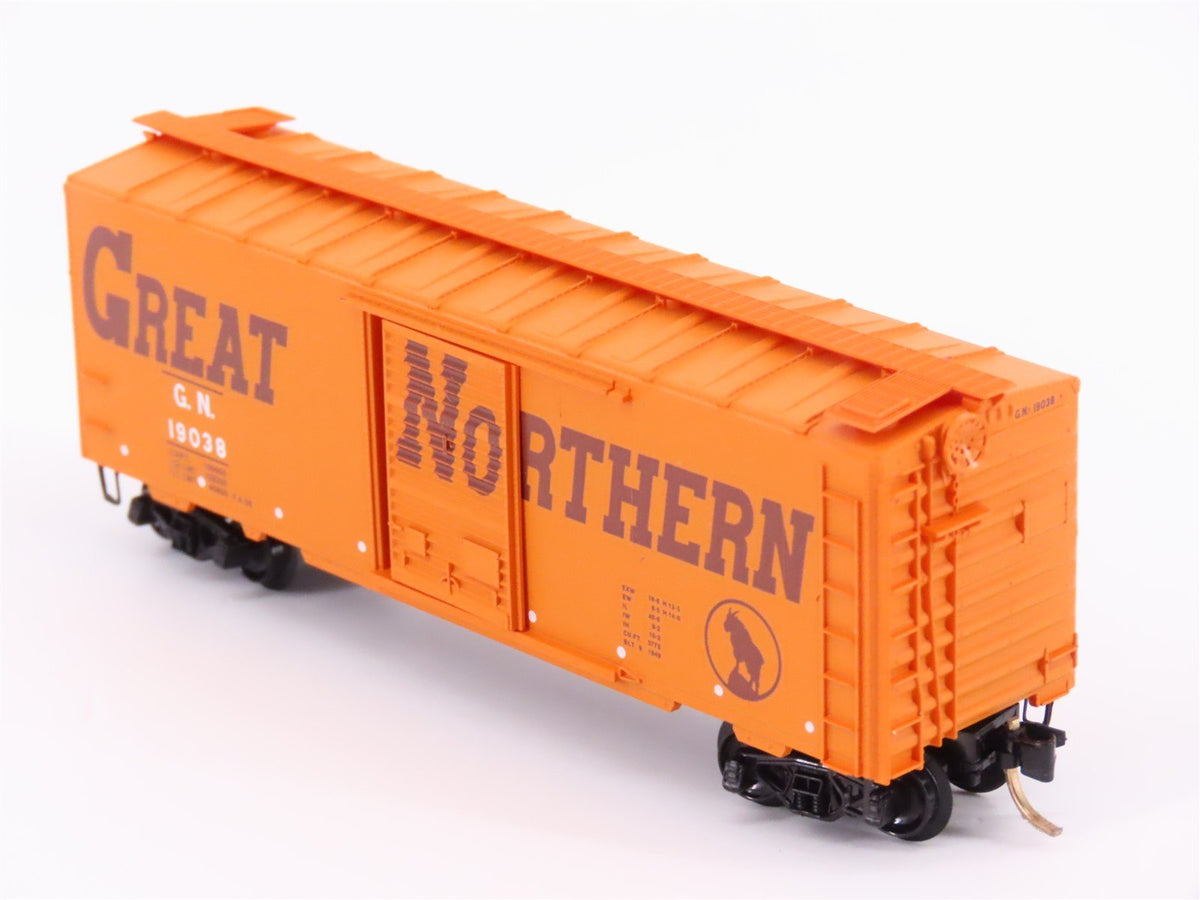 N Scale Micro-Trains MTL 20166 GN Great Northern Circus Train 40&#39; Box Car #19038