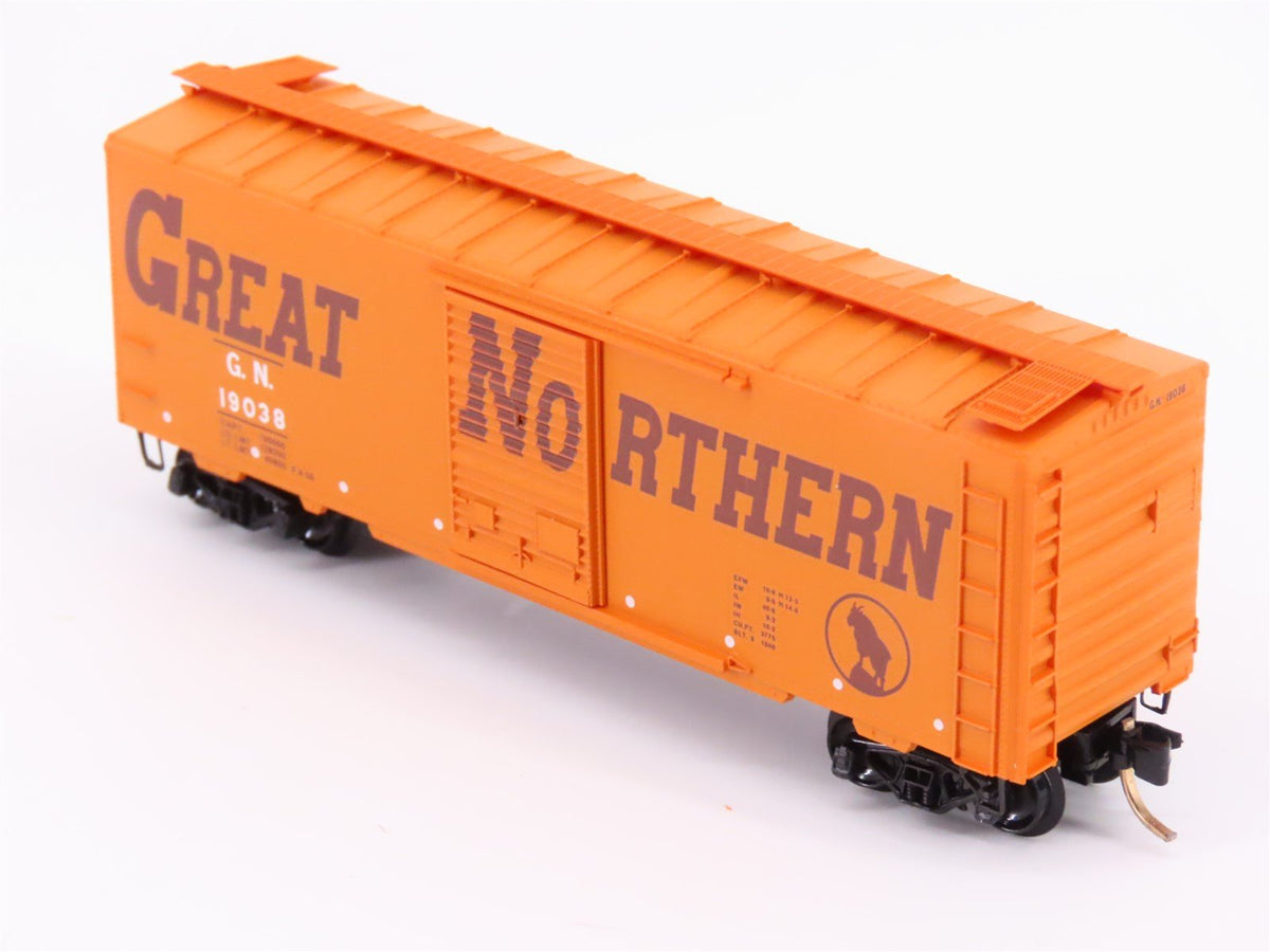 N Scale Micro-Trains MTL 20166 GN Great Northern Circus Train 40&#39; Box Car #19038