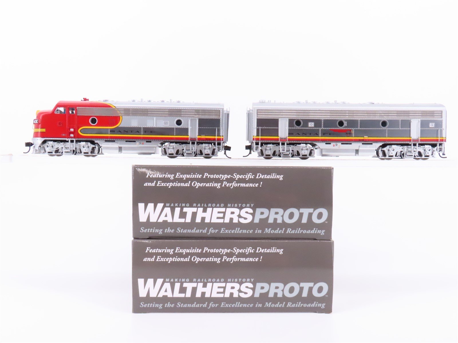 HO Walthers Proto ATSF "Warbonnet" EMD F7A/B Diesel Set #43C/43B w/ DCC & Sound