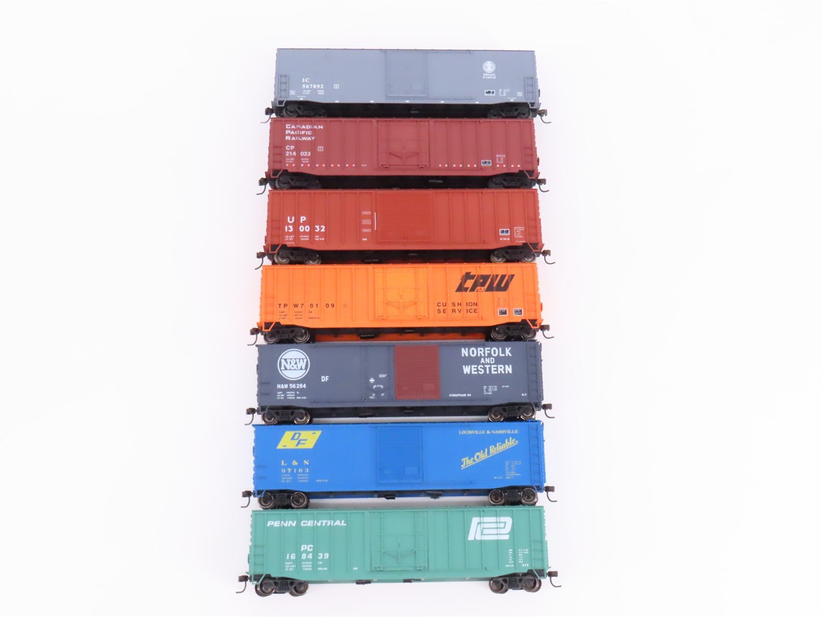 Lot of 7 HO Scale Accurail IC/CP/UP/TPW/N&W/L&N/PC Boxcars