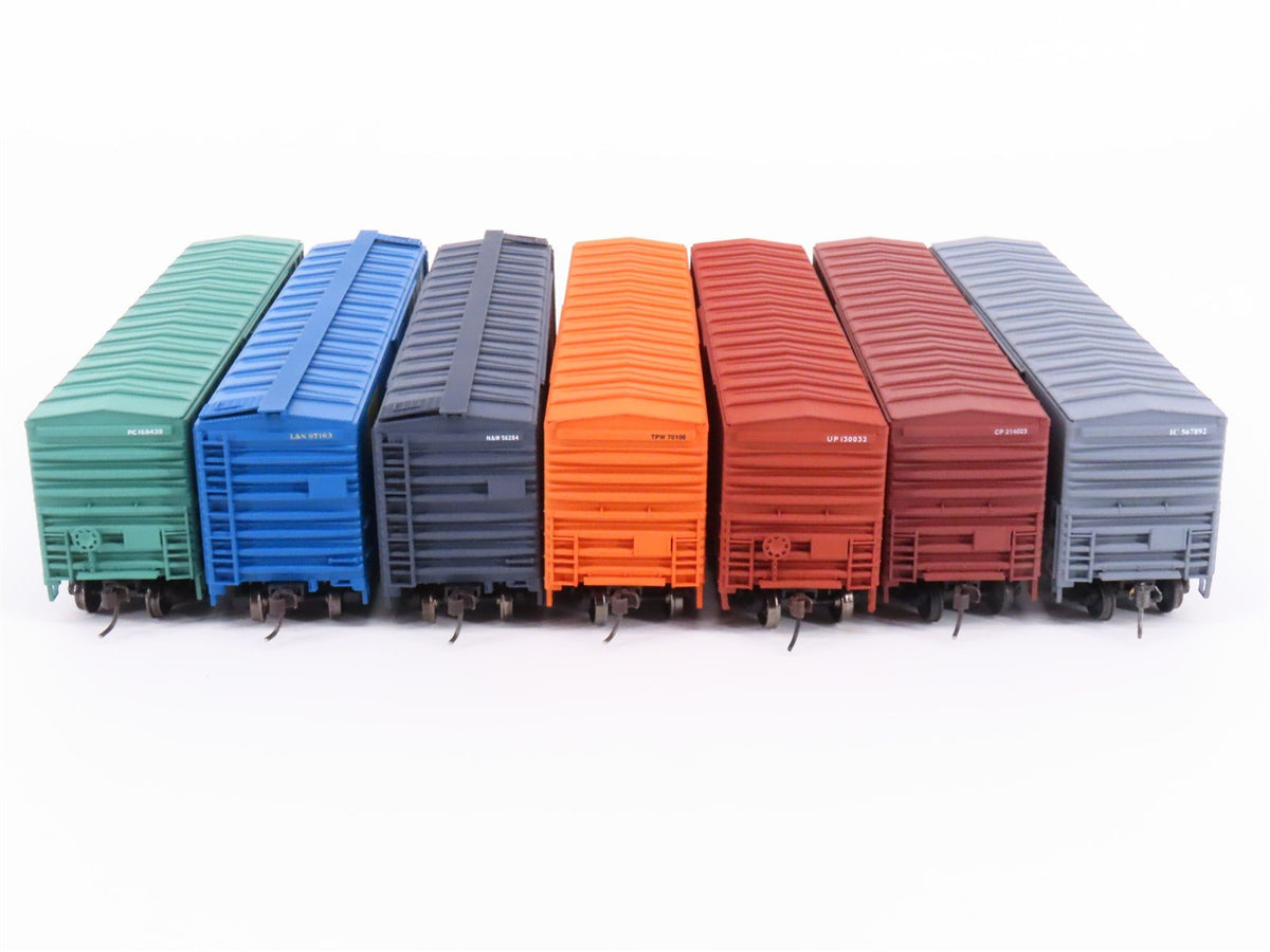 Lot of 7 HO Scale Accurail IC/CP/UP/TPW/N&amp;W/L&amp;N/PC Boxcars