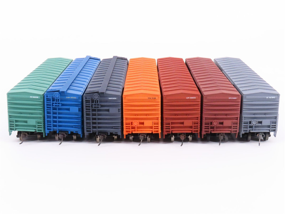 Lot of 7 HO Scale Accurail IC/CP/UP/TPW/N&amp;W/L&amp;N/PC Boxcars