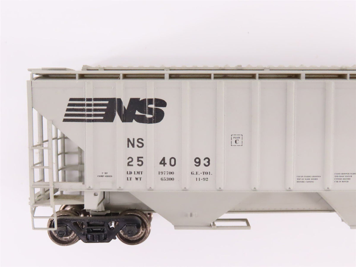 Lot of 7 HO Scale Accurail &amp; Unbranded KCS/ATSF/UP/C&amp;O/NS/IC/NAHX Hopper Cars