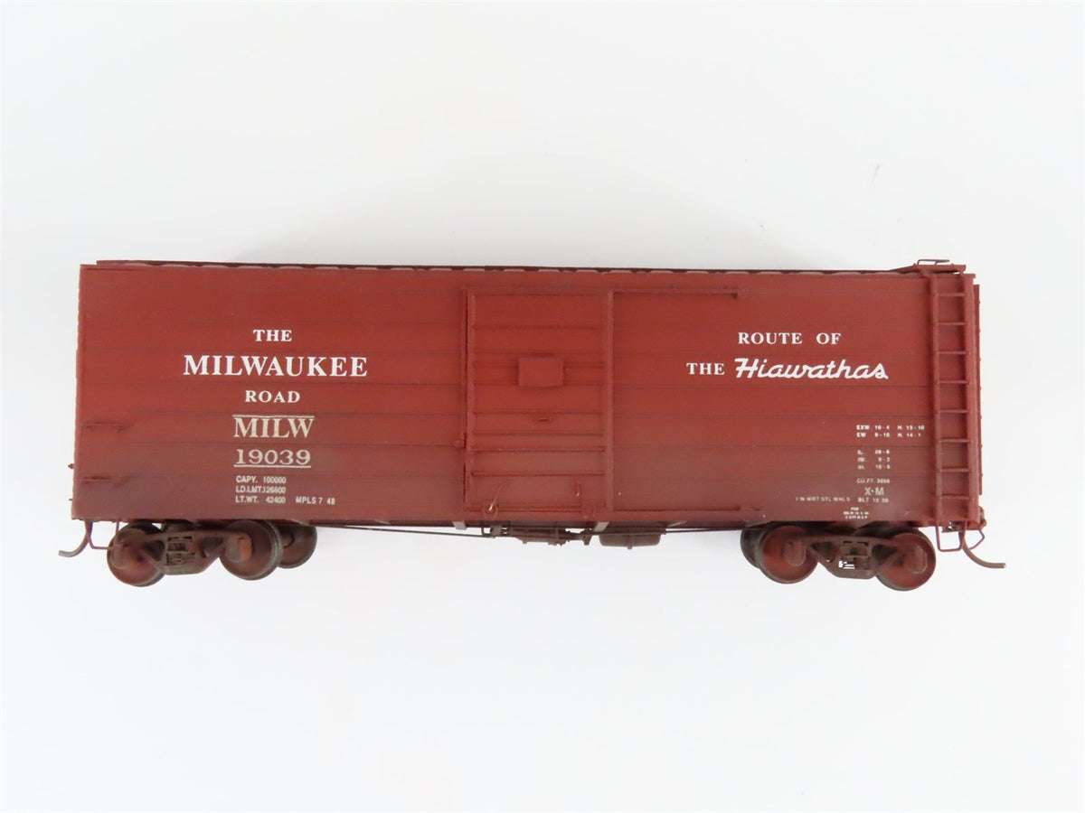 HO Scale Sunshine Models #41.3 MILW &quot;Hiawatha&quot; Rib Box Car #19039 - Custom