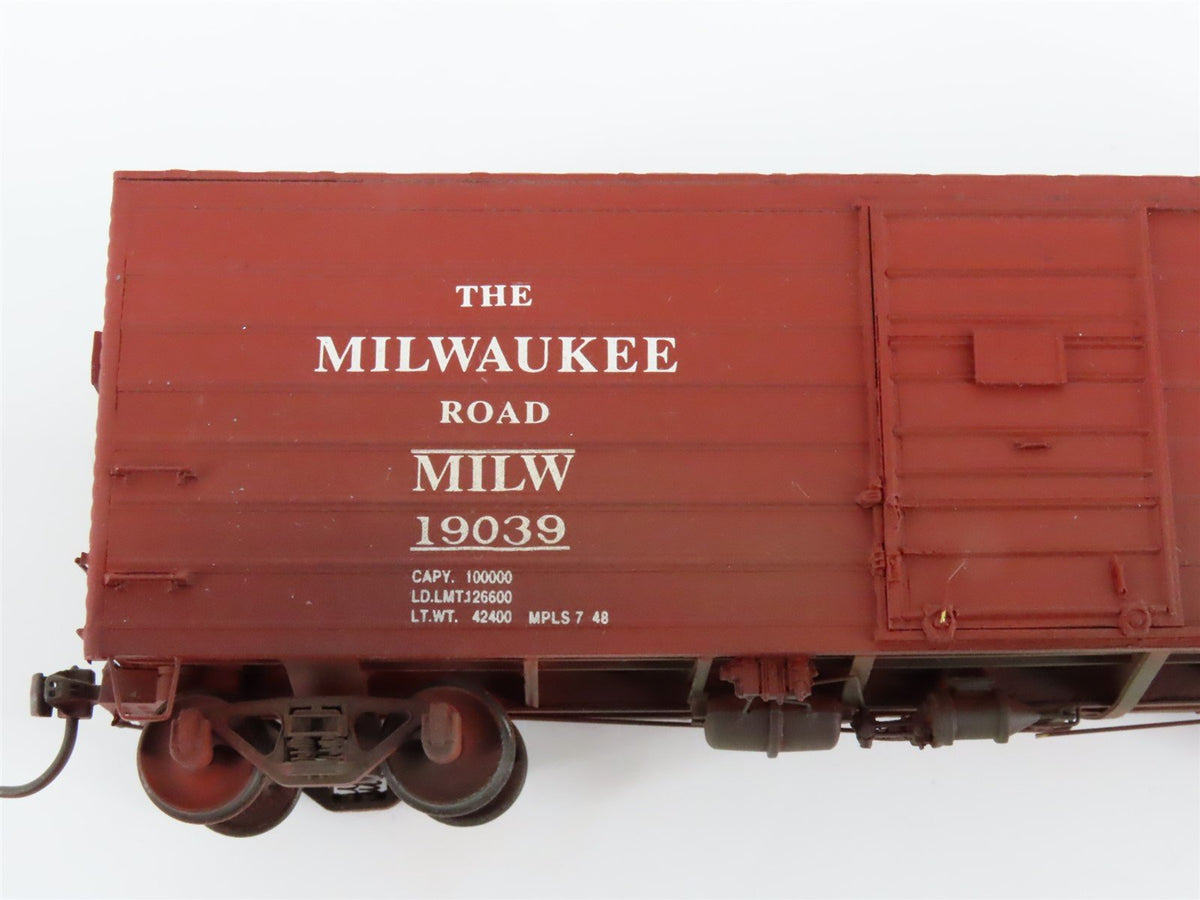 HO Scale Sunshine Models #41.3 MILW &quot;Hiawatha&quot; Rib Box Car #19039 - Custom