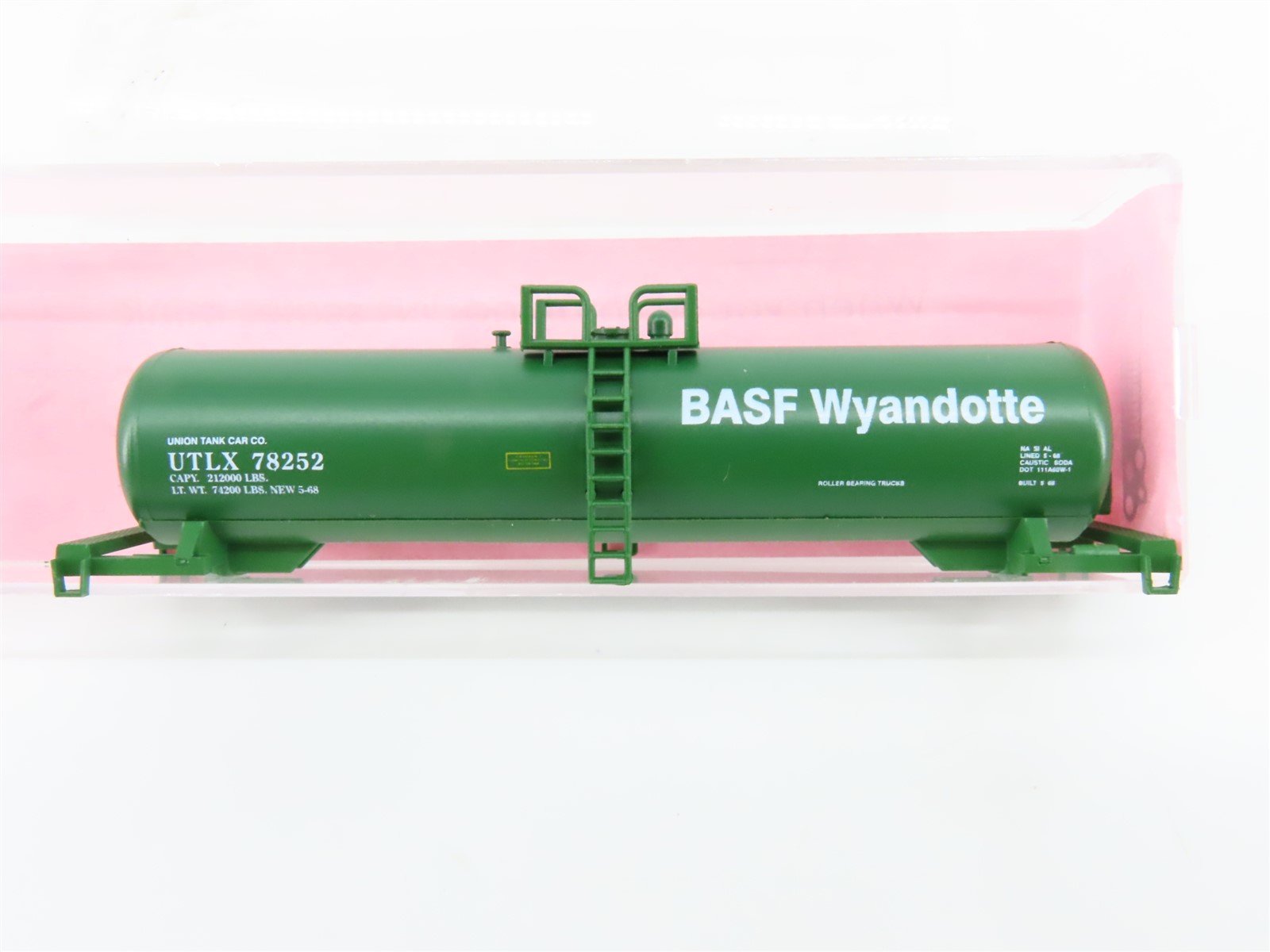 N Scale Roundhouse Kit #8881 UTLX BASF Wyandotte Tank Car #78252