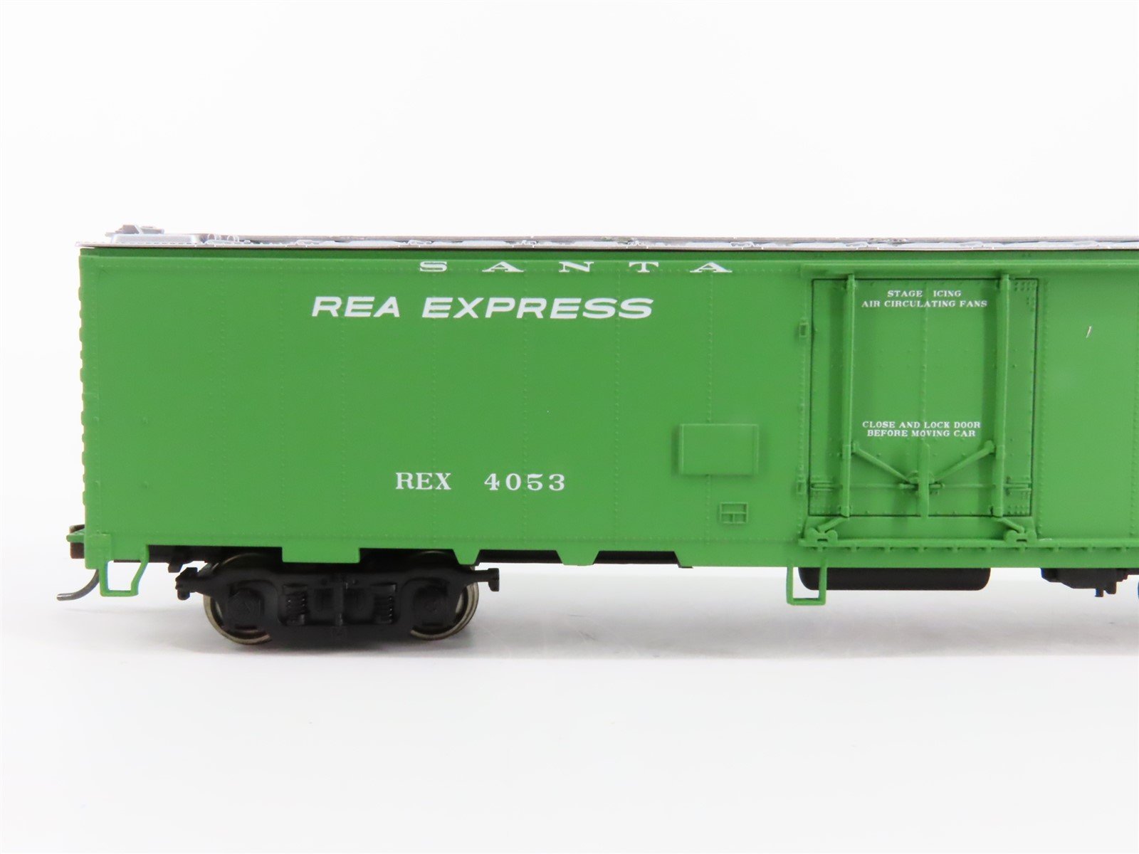 HO Scale Walthers 932-6244 REX ATSF Santa Fe 50' REA Express Reefer #4053