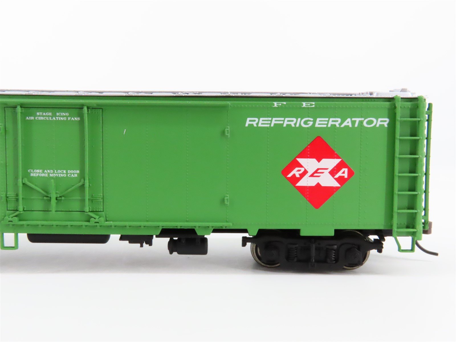 HO Scale Walthers 932-6244 REX ATSF Santa Fe 50' REA Express Reefer #4053