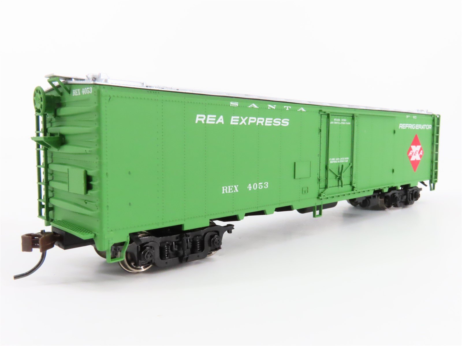 HO Scale Walthers 932-6244 REX ATSF Santa Fe 50' REA Express Reefer #4053