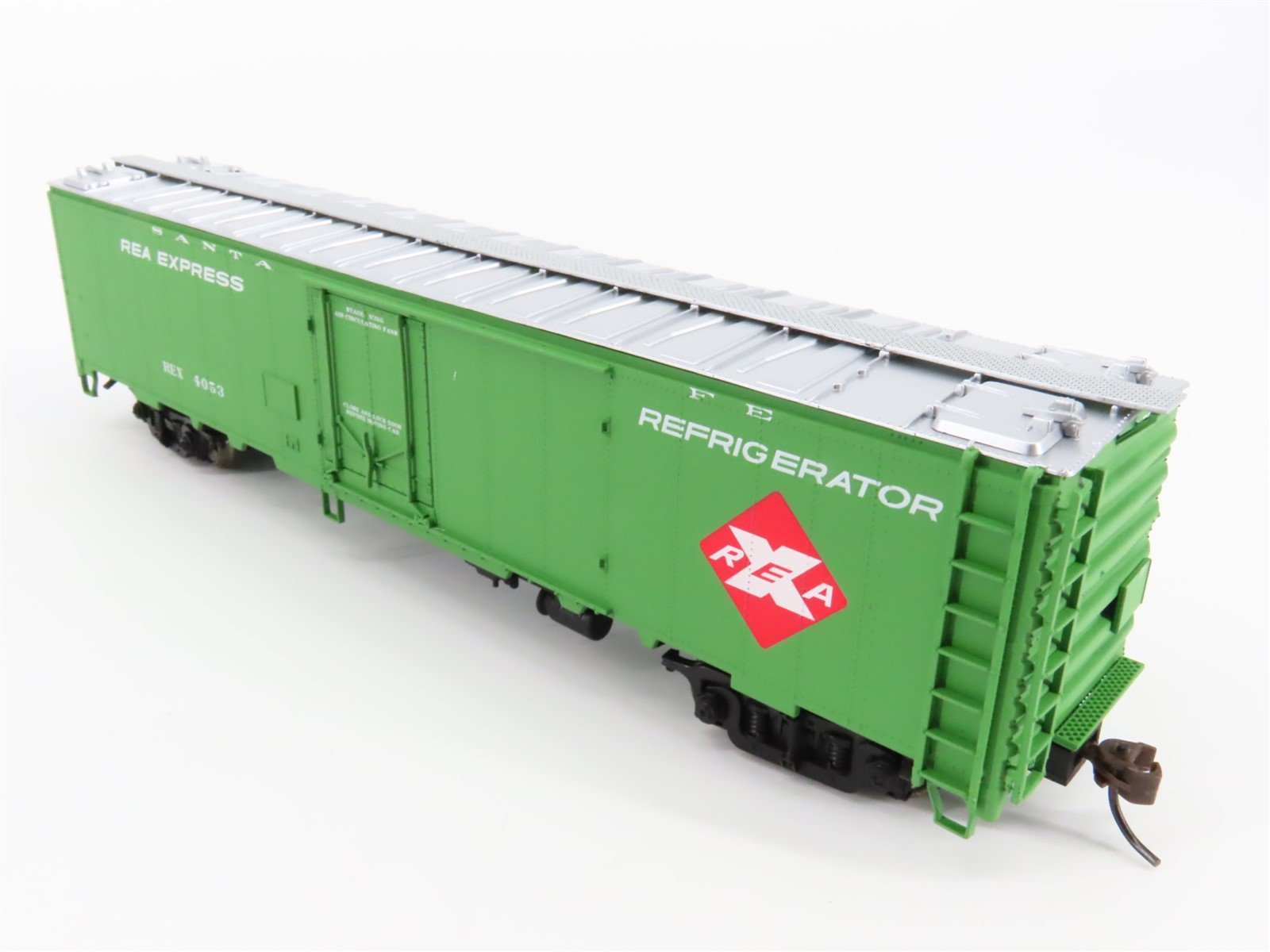 HO Scale Walthers 932-6244 REX ATSF Santa Fe 50' REA Express Reefer #4053