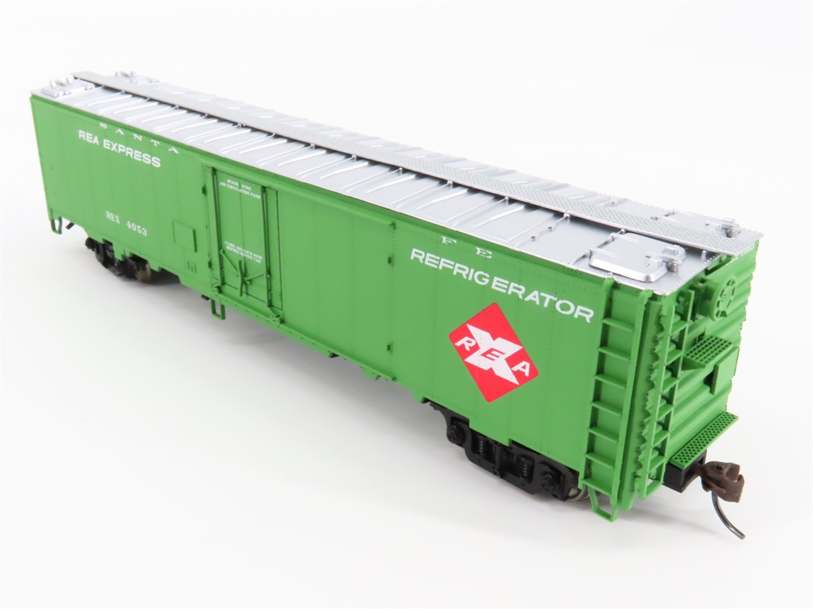 HO Scale Walthers 932-6244 REX ATSF Santa Fe 50' REA Express Reefer #4053