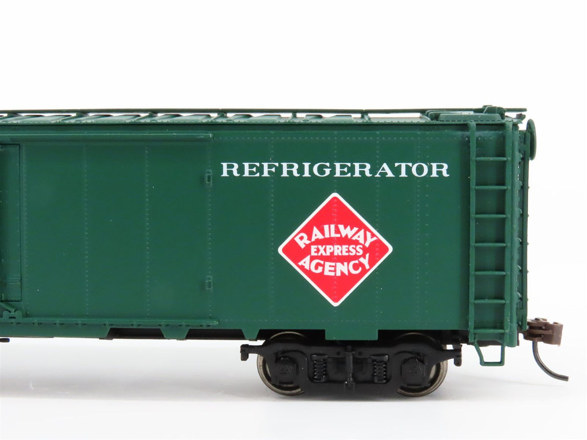 HO Scale Walthers 932-6241 REX REA Railway Express Agency 50&#39; Reefer #7453