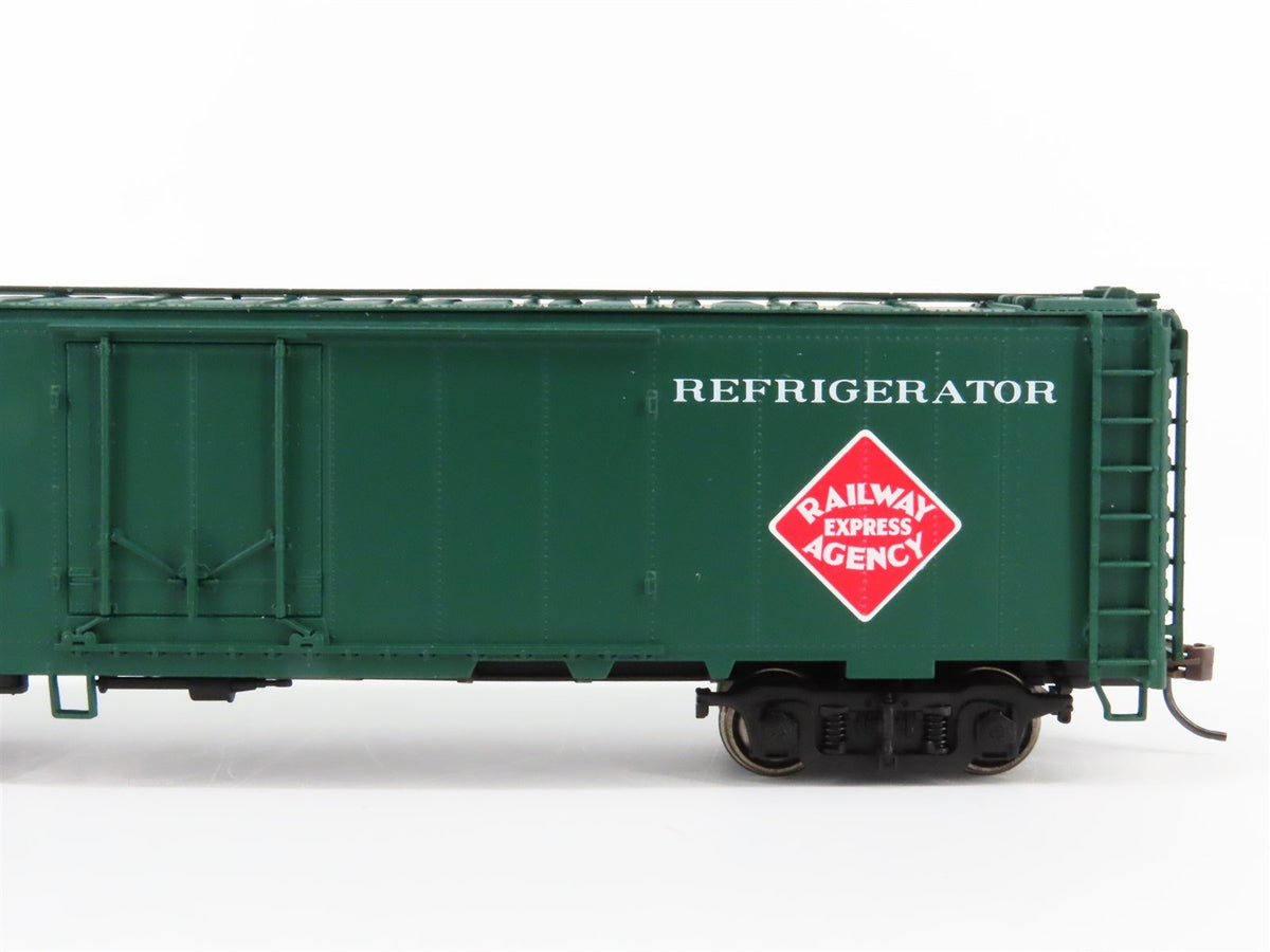 HO Scale Walthers 932-6241 REX REA Railway Express Agency 50&#39; Reefer #7453